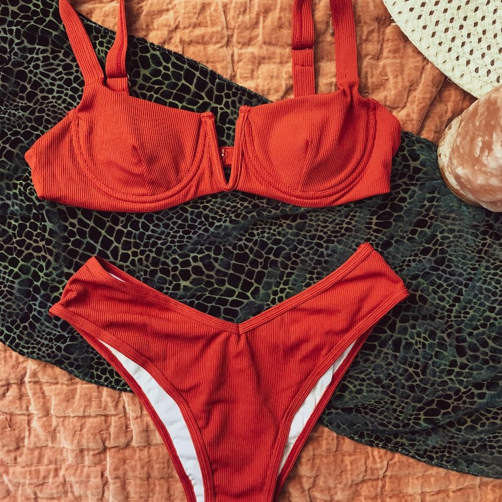 Ribbed V-Neck Underwired High-Cut Bikini